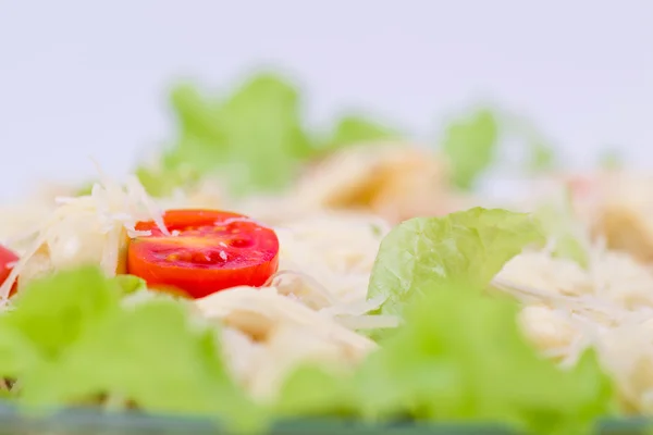 Bir tablo üzerinde bir servis tabağı Sezar salataya — Stok fotoğraf