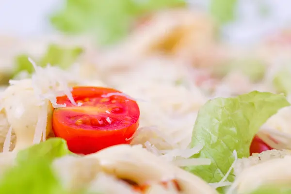 Caesar Salada em um prato de serviço em uma mesa — Fotografia de Stock