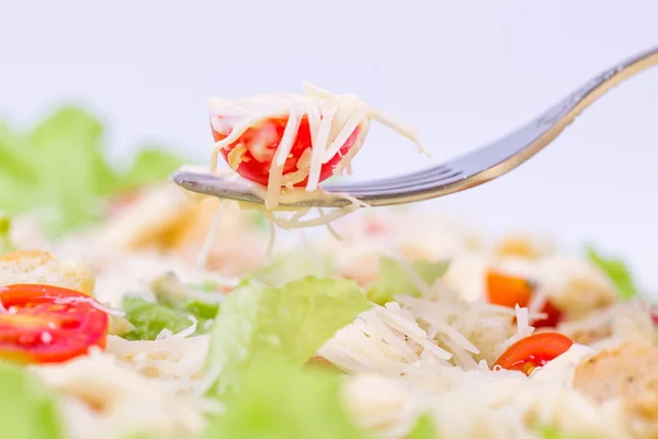 Caesarsalade op een portie plaat op een tafel — Stockfoto