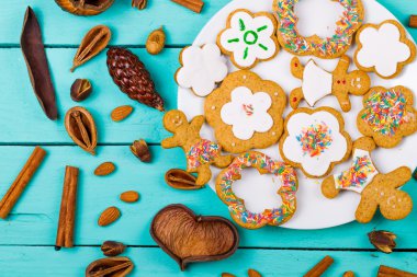 Noel ev gingerbread çerezleri tablo