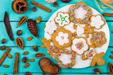 Noel ev gingerbread çerezleri tablo