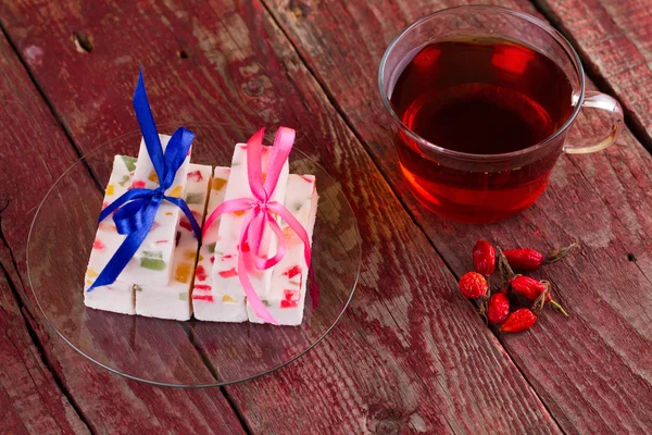 Чай и фруктовые конфеты на столе — стоковое фото