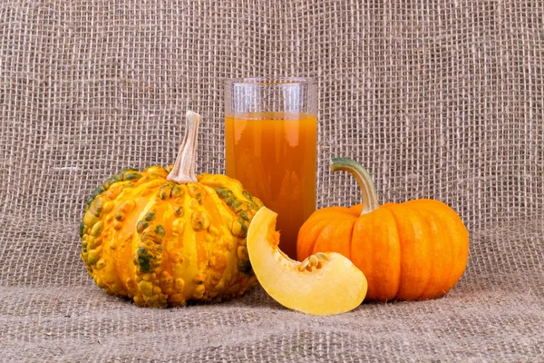 Suco de abóbora e pequenas abóboras . — Fotografia de Stock