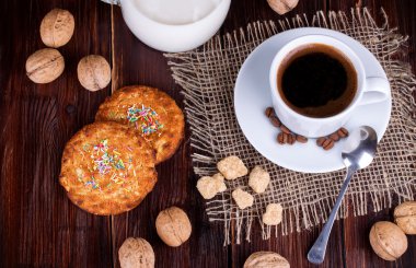 Kahve Kupası, krema, ceviz ve yulaf ezmesi kurabiye