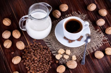 Kahve fincanı, krema, ceviz ve şeker kamışı