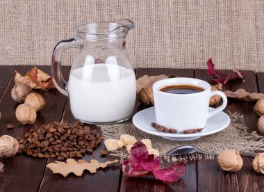 Kahve fincanı, krem, kahve taneleri ve şeker kamışı