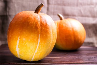 Bir tabloda iki büyük kabak