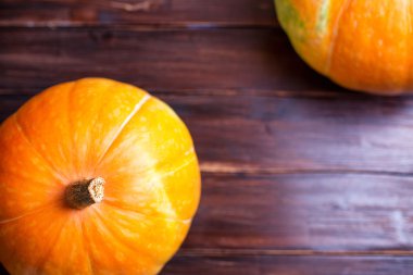 Bir tabloda iki kabaklar yalan