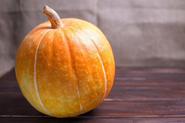 Ahşap bir masa üzerinde bir kabak