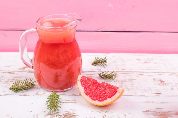 Segment van grapefruit en tak van een fir-boomstructuur in een tabel — Stockfoto