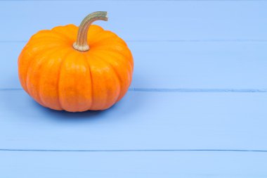 Tahta masadaki balkabakları