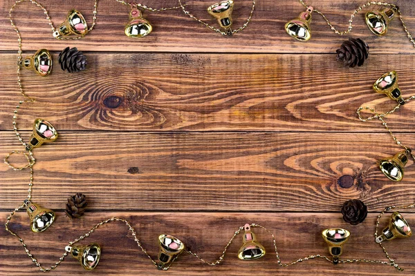 Guirnaldas de Navidad sobre un fondo de madera con un lugar — Foto de Stock