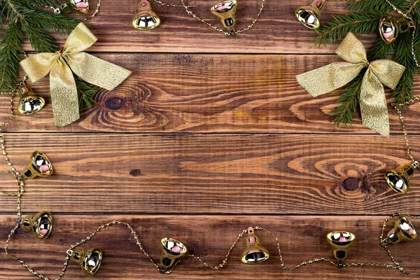 Guirlandas de Natal em um fundo de madeira com um lugar — Fotografia de Stock