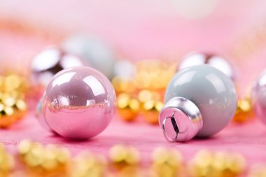 Parlak Noel baubles ve süs eşyaları