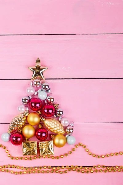 Brillantes adornos navideños en forma de abeto — Foto de Stock