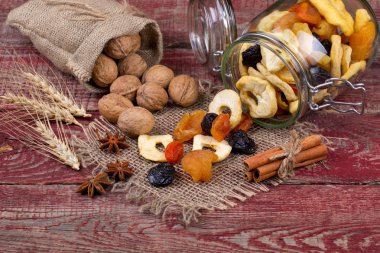 Kurutulmuş meyve ve fındık bir tablo