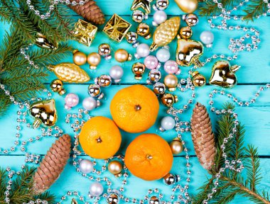 Mandalina ve baubles bir tablo