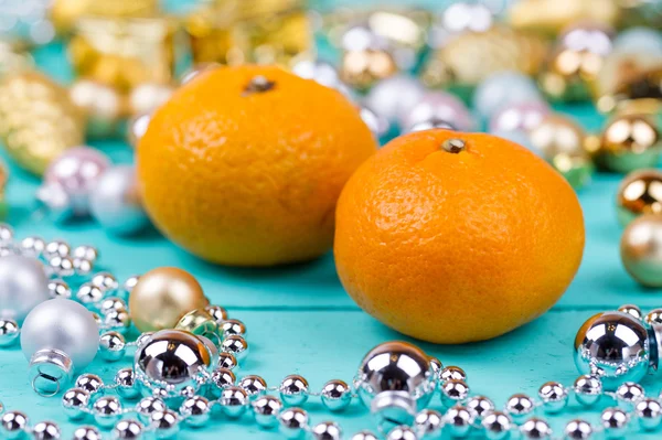 Mandarinas y chucherías sobre una mesa — Foto de Stock