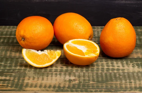 Quelques oranges sur une table en bois — Photo