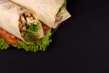 Shawarmas metni için bir yer ile marul üzerinde