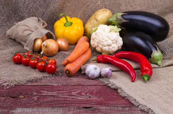 Verduras crudas sobre una mesa de madera — Foto de Stock