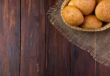  Ekmek bir sepet içinde bir tahta üzerinde rulo