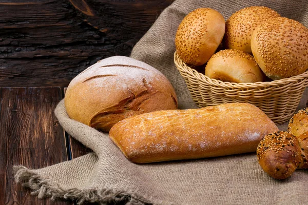 Assortimento di pane al forno su legno — Foto Stock