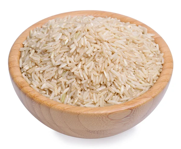 Surowy ryż brązowy w drewniana miska na białym tle — Zdjęcie stockowe