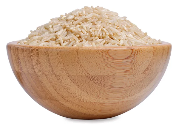 Сырой коричневый рис в деревянной чаше изолирован — стоковое фото