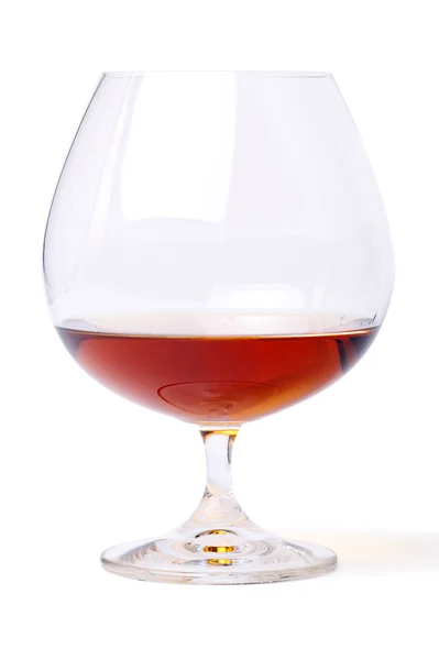 Verre avec cognac sur fond blanc — Photo