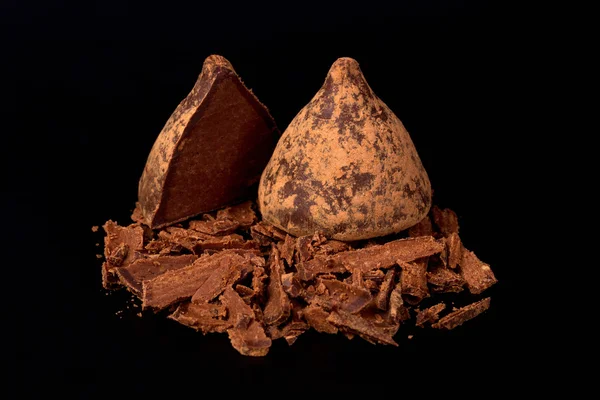 Truffes au chocolat sur un noir — Photo