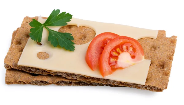 Krispiga rågbröd, ost och tomat isolerad på vit bakgrund — Stockfoto