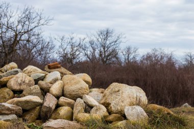 Doğal bir manzarada farklı şekil ve boyutlarda taş yığınları.