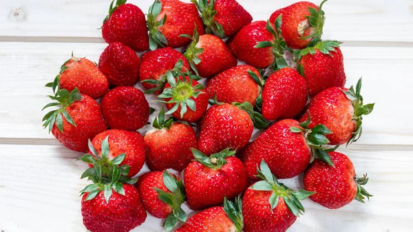 Ein Haufen Schön Gefärbter Und Frisch Gepflückter Erdbeeren Aus Dem Stockbild
