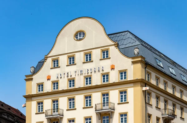 Timisoara, Romanya-25 Mayıs 2021: Opera Meydanı 'ndaki Timisoara Otel Binası; simetrik perdeli ve teneke çatılı otelin cephesi mavi gökyüzünde yükseliyor