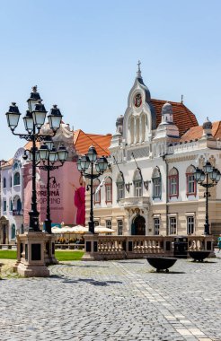Timisoara, Romanya-25 Mayıs 2021: Timisoara 'nın merkezindeki birlik meydanı, tarihi binalardan biri ve meydanı çevreleyen avizelerden biri.