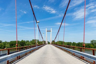 Romanya 'nın Ostrovu Mare adasındaki Portile de Fier 2 Hidroelektrik Santrali yakınlarında, Tuna Nehri üzerindeki asma köprü olağanüstü bir mimariye sahip.