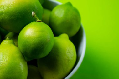 limones frescos en fondo verde