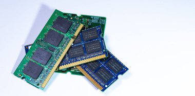 beyaz arkaplandaki bilgisayar belleği zarları