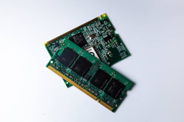 beyaz arkaplandaki bilgisayar belleği zarları