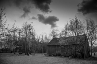 Polonya kırsalında eski bir ahır Siyah ve Beyaz