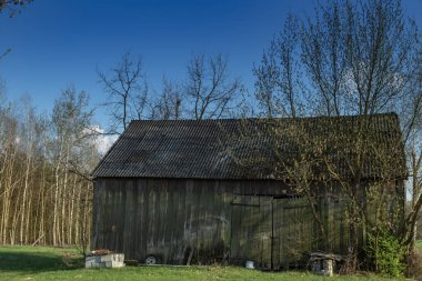 Polonya kırsalında eski bir ahır.