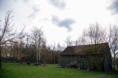 Polonya kırsalında eski bir ahır Siyah ve Beyaz