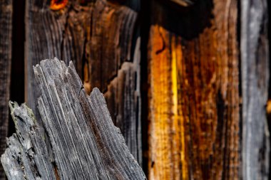 Ahırın arka planındaki eski tahta.