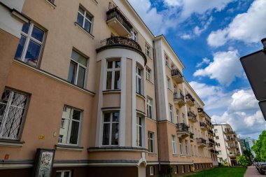 Varşova 'nın merkezindeki sokaktaki eski apartman evleri.