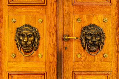 Süslü aslan başları kapıda.