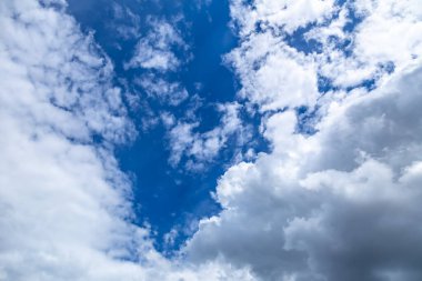 Beyaz bulutlu mavi gökyüzü