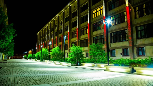 Şehir Caddesinde Gece Aydınlık Bir Bina — Stok fotoğraf