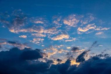 Beyaz bulutlu mavi gökyüzü