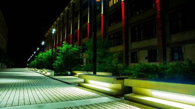 Şehir caddesinde gece aydınlık bir bina.